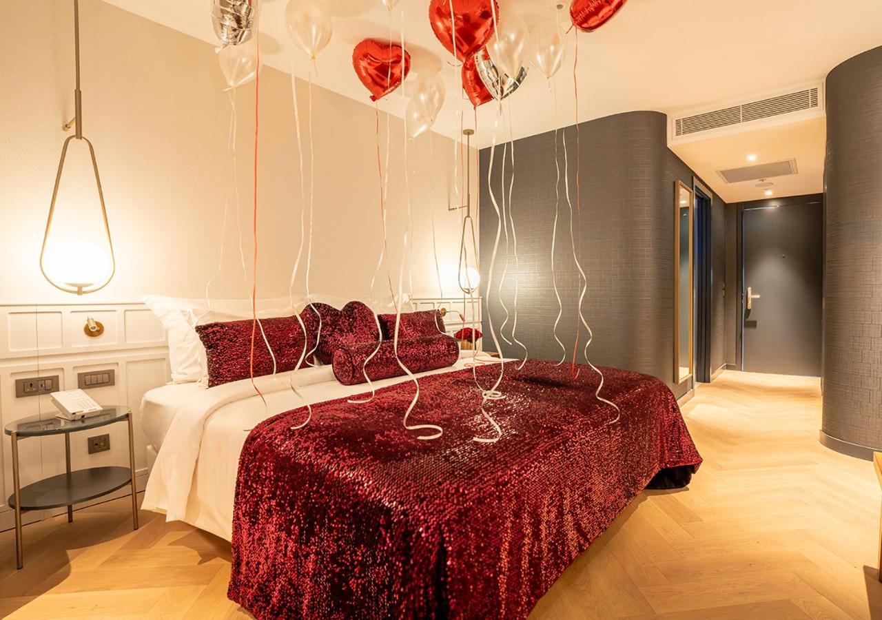 Akra Antalya Hotel Bagian luar foto A bedroom at the hotel